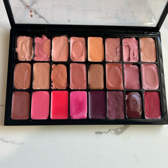 MAC Cosmetics Lip Palette - Pink, Red, and natural Shades - Picture 2 of 5